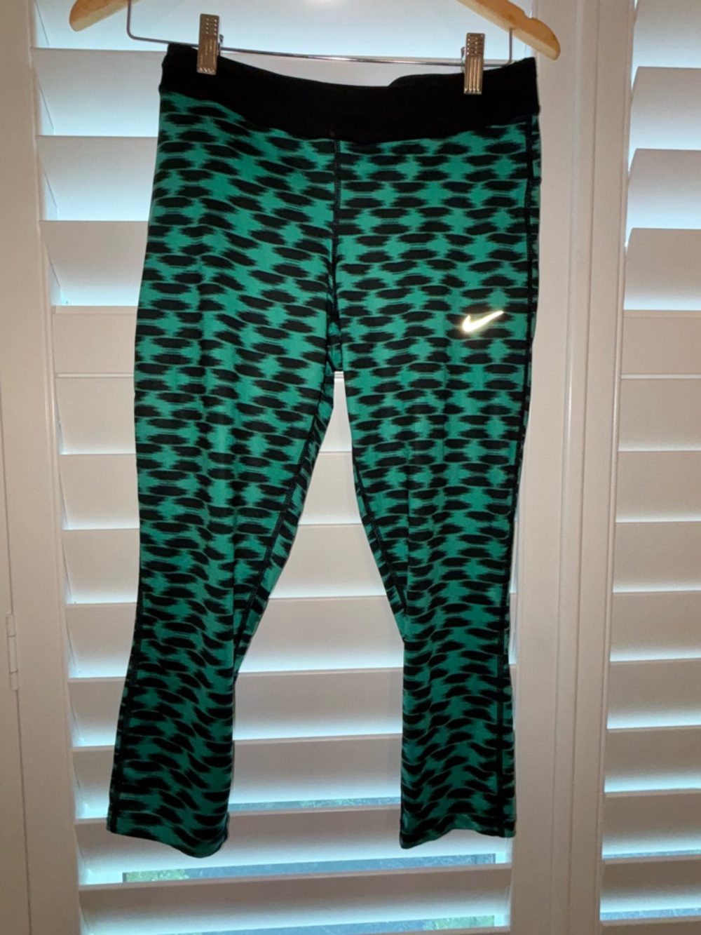 Nike Women's green and Black Patterned Athletic Leggings